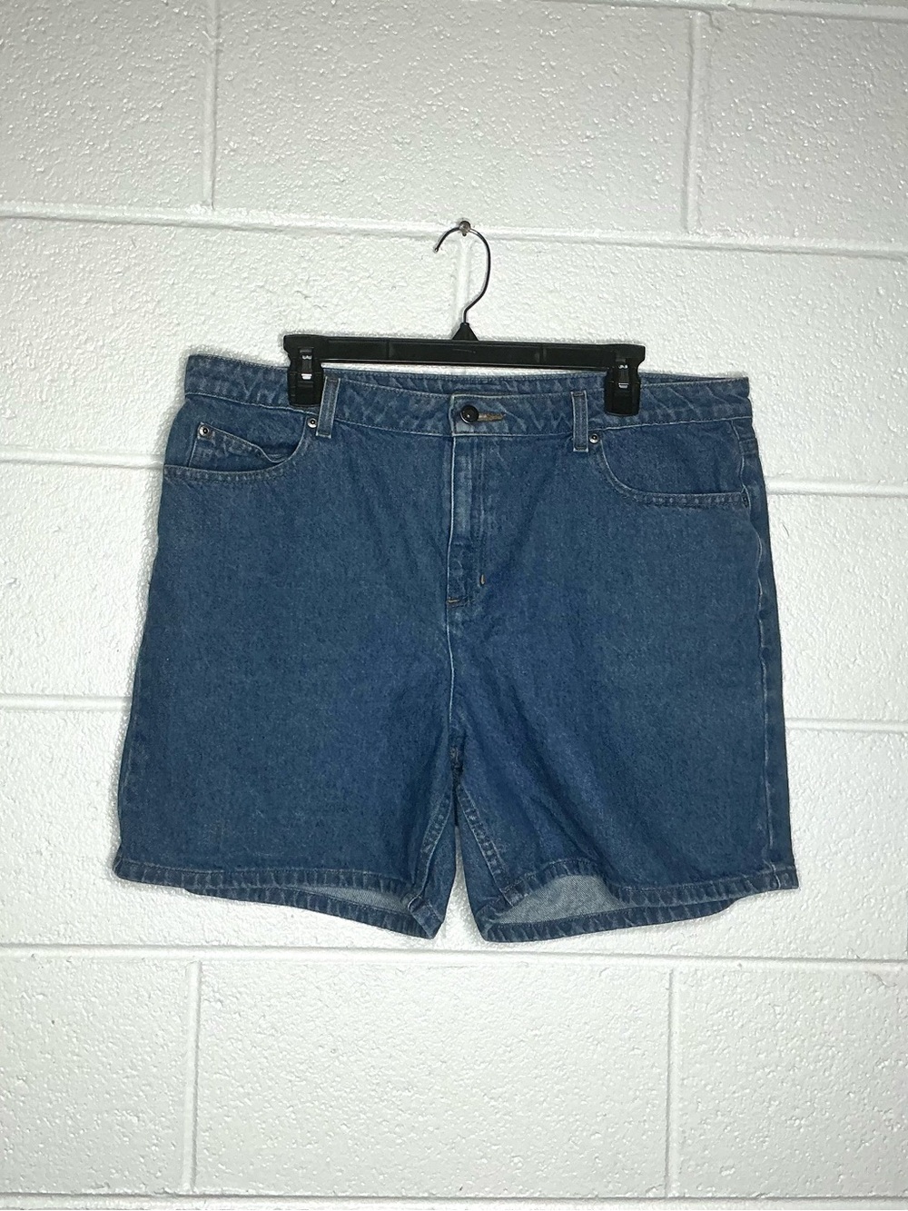 < Vintage 90’s Liz Claiborne High-Rise Plus Size Denim Shorts >